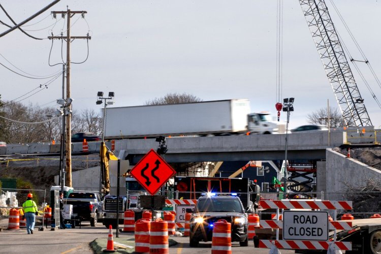 Traffic travels across the Veranda Street Bridge on I-295 in Portland on Monday morning.